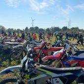Der HSV Burg Kreuzenstein veranstaltete am vergangenen Smastag sein traditionelles 3-Stunden-Enduro-Rennen auf dem anspruchsvollen Gelände im Senninger Lager bei Stockerau.